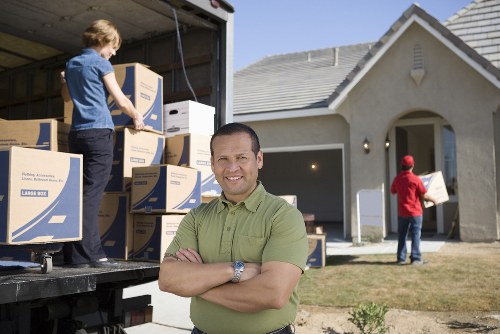 Local moving specialists organizing a smooth relocation inside a Notting Hill property
